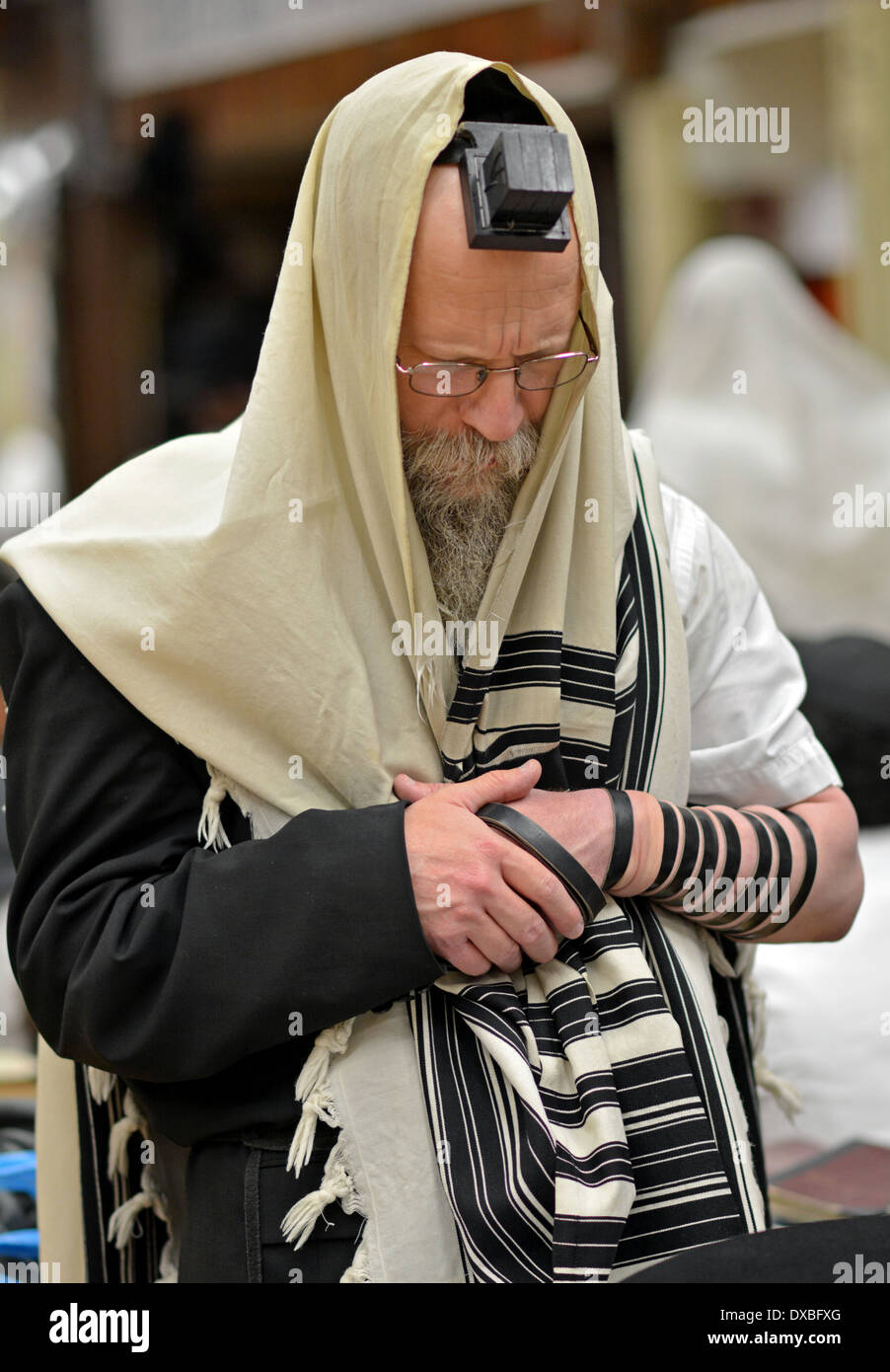 Portrait d'un homme juif religieux dans une prière fervente au siège de  Loubavitch de Crown Heights, Brooklyn, New York Photo Stock - Alamy