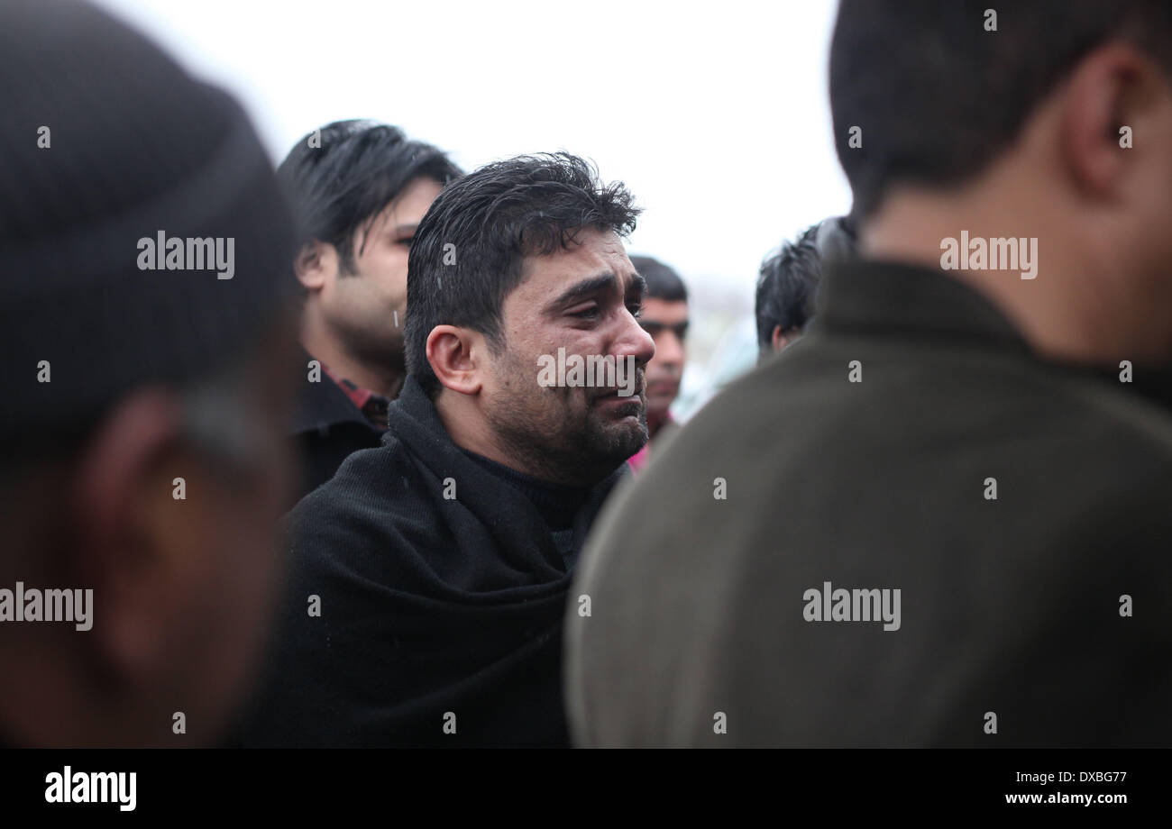 Kaboul, Afghanistan. Mar 23, 2014. Les militants talibans dans l'attaque sur Kaboul Serena Hotel jeudi soir à Kaboul. Mar 23, 2014. Un homme afghan pleure pendant la cérémonie d'inhumation du journaliste afghan Sardar Ahmad, sa femme et ses deux enfants qui ont été tués par des militants talibans dans l'attaque sur Kaboul Serena Hotel jeudi soir à Kaboul, en Afghanistan, le 23 mars 2014. Les corps de journaliste afghan Sardar Ahmad, sa femme et ses deux enfants qui ont été tués par des militants talibans dans l'attaque sur Kaboul Serena hôtel le jeudi soir était déposé le dimanche. Credit : Ahmad Massoud/Xinhua/Alamy Live News Banque D'Images