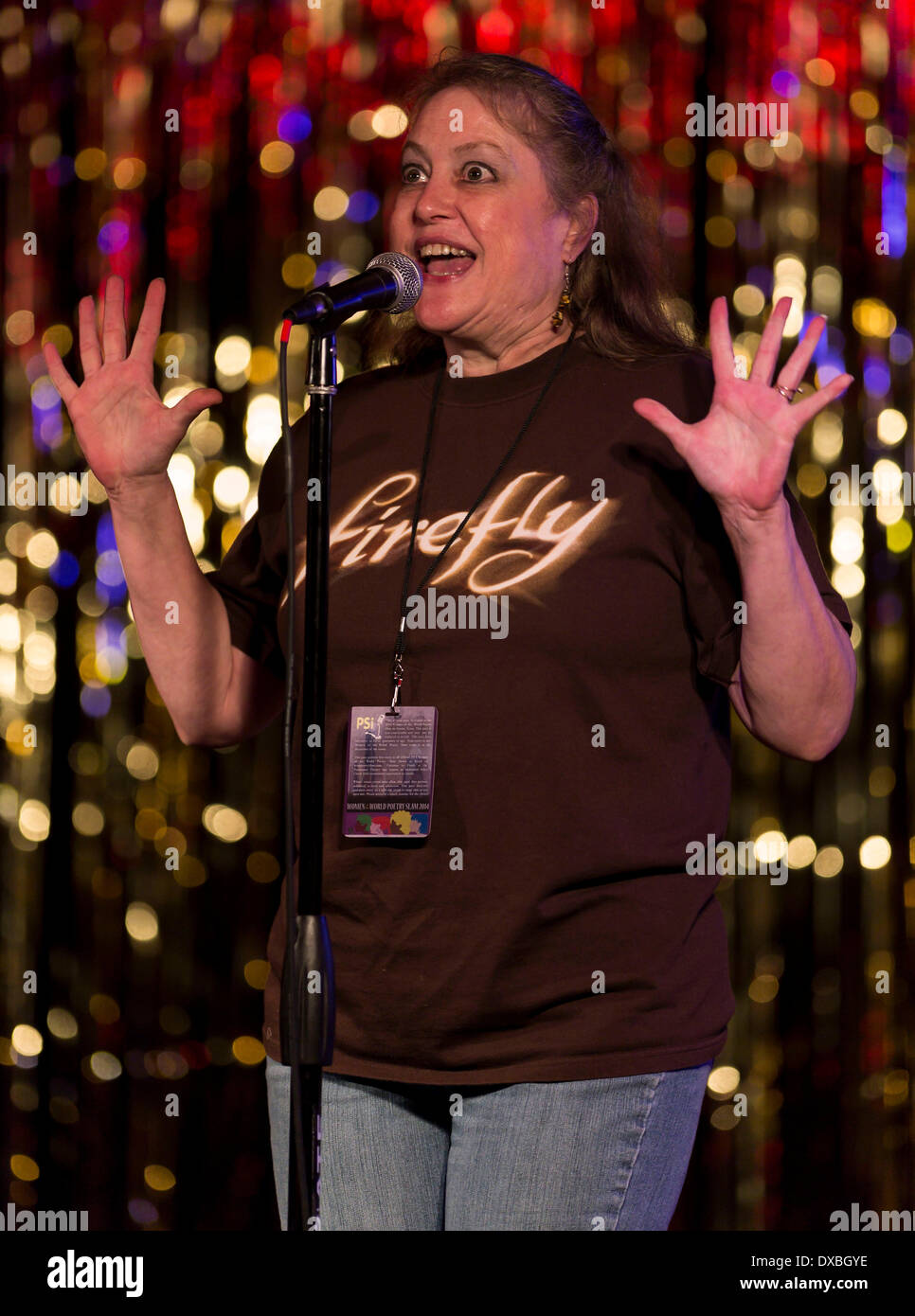 Austin, Texas, États-Unis. Mar 21, 2014. JERRI HARDESTY de Montevallo, New York est en concurrence dans un combat au cours de la femme du monde la poésie Slam. WOWPS est un annuel, quatre jours de festival de poésie qui dispose d'ateliers, ouverts à thème cmi et un concours qui couronne un champion national de la poésie féminine parmi les 72 concurrents qui se sont qualifiés dans les collectivités locales et régionales chelem. © Brian Cahn/ZUMAPRESS.com/Alamy Live News Banque D'Images