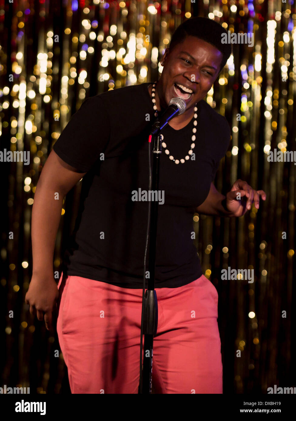 Austin, Texas, États-Unis. Mar 21, 2014. JANAE JOHNSON de Boston, Massachusetts participe à un combat au cours de la femme du monde la poésie Slam. WOWPS est un annuel, quatre jours de festival de poésie qui dispose d'ateliers, ouverts à thème cmi et un concours qui couronne un champion national de la poésie féminine parmi les 72 concurrents qui se sont qualifiés dans les collectivités locales et régionales chelem. © Brian Cahn/ZUMAPRESS.com/Alamy Live News Banque D'Images
