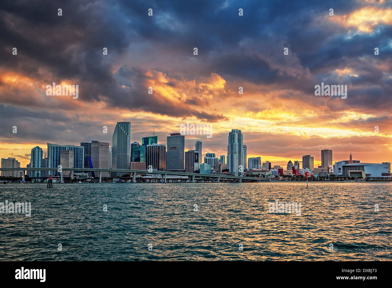 Coucher du soleil et nuages avec les entreprises et les bâtiments résidentiels, Miami, vue panoramique Banque D'Images