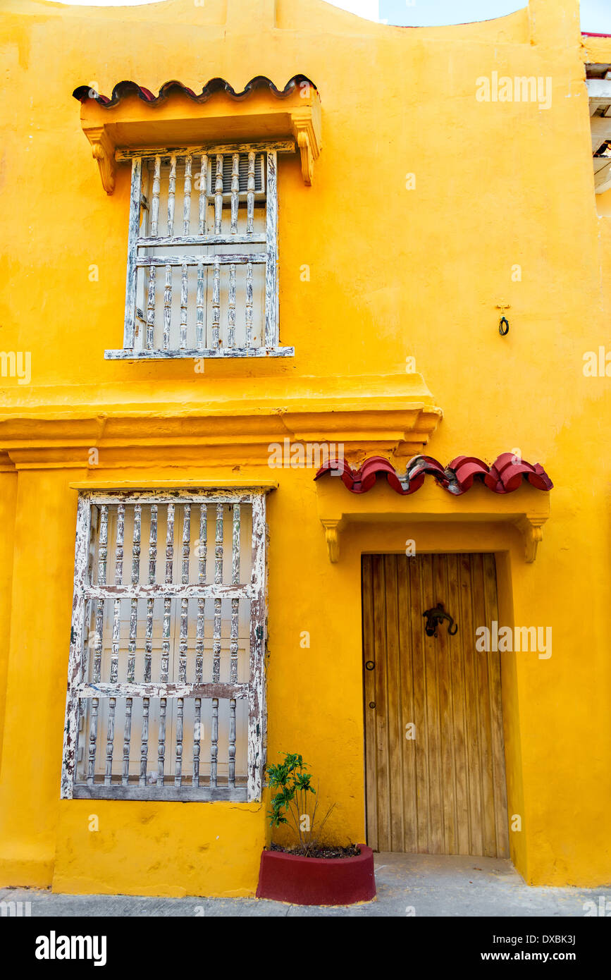 Fenêtres et porte d'un bâtiment colonial jaune dans le centre historique de Carthagène, Colombie Banque D'Images