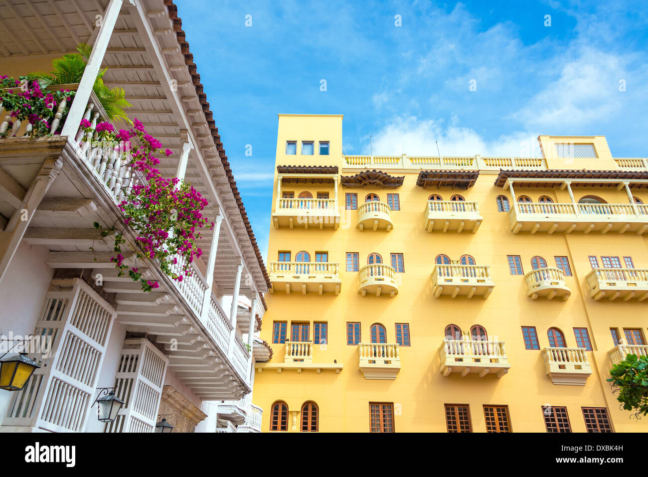 Bâtiment colonial jaune à côté d'un balcon colonial blanc dans le centre historique de Carthagène, Colombie Banque D'Images