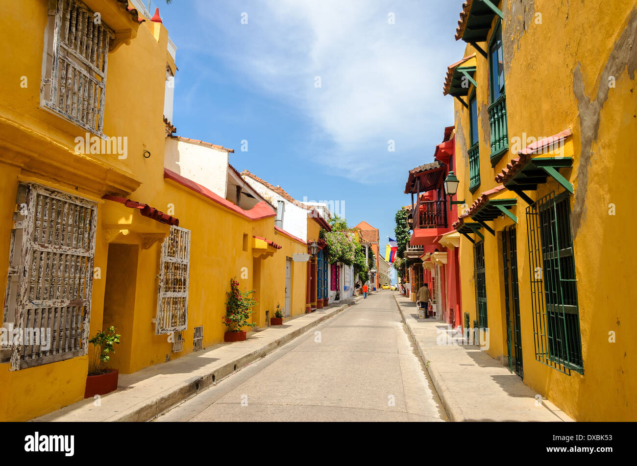 Scène de rue typique à Cartagena, en Colombie d'une rue avec de vieilles maisons coloniales historiques de chaque côté de c Banque D'Images