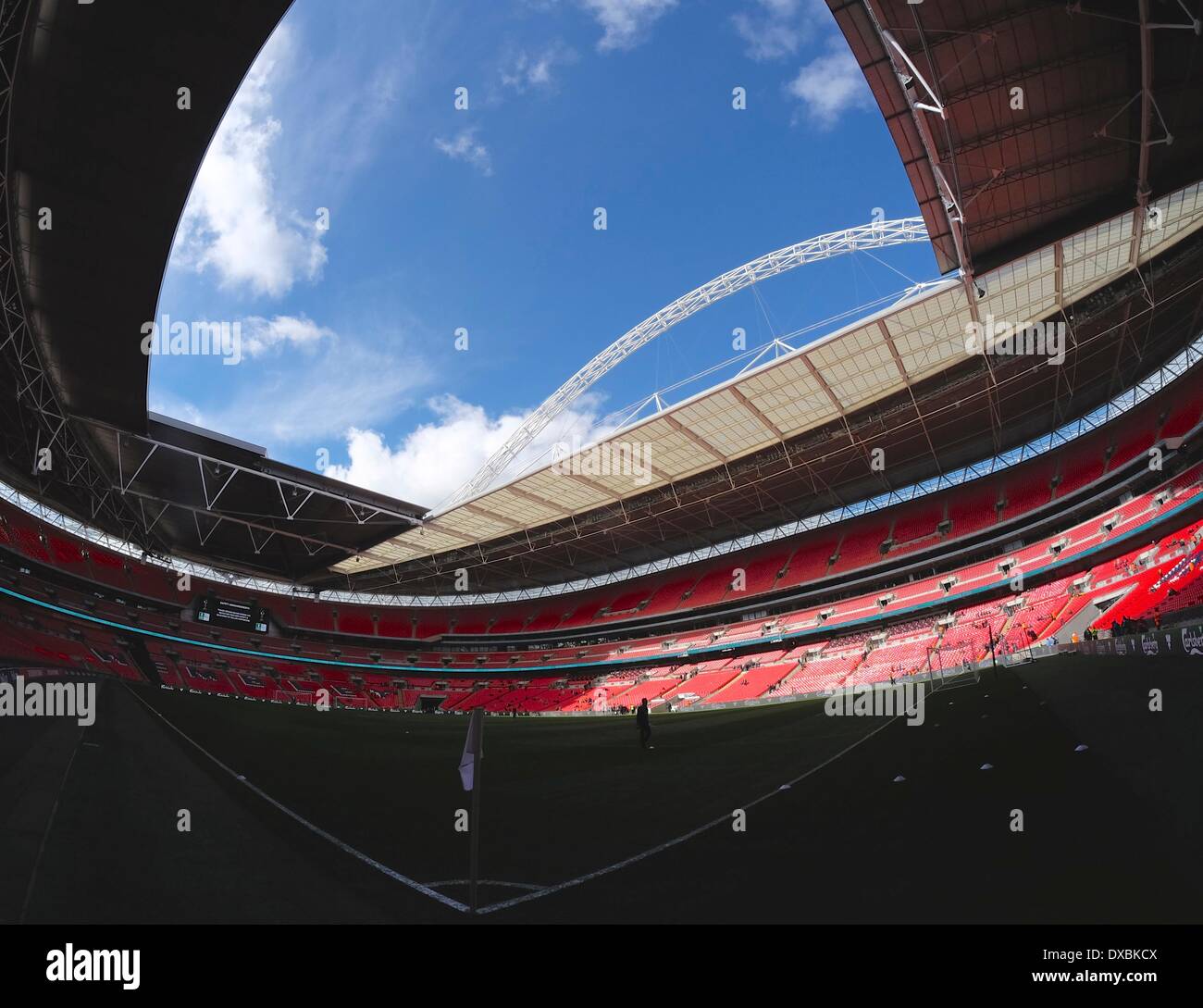 Londres, Royaume-Uni. Mar 23, 2014. Le soleil qui brille plus de Wembley avant la finale du Trophée FA entre Cambridge United et Gosport Borough. © Plus Sport Action/Alamy Live News Banque D'Images