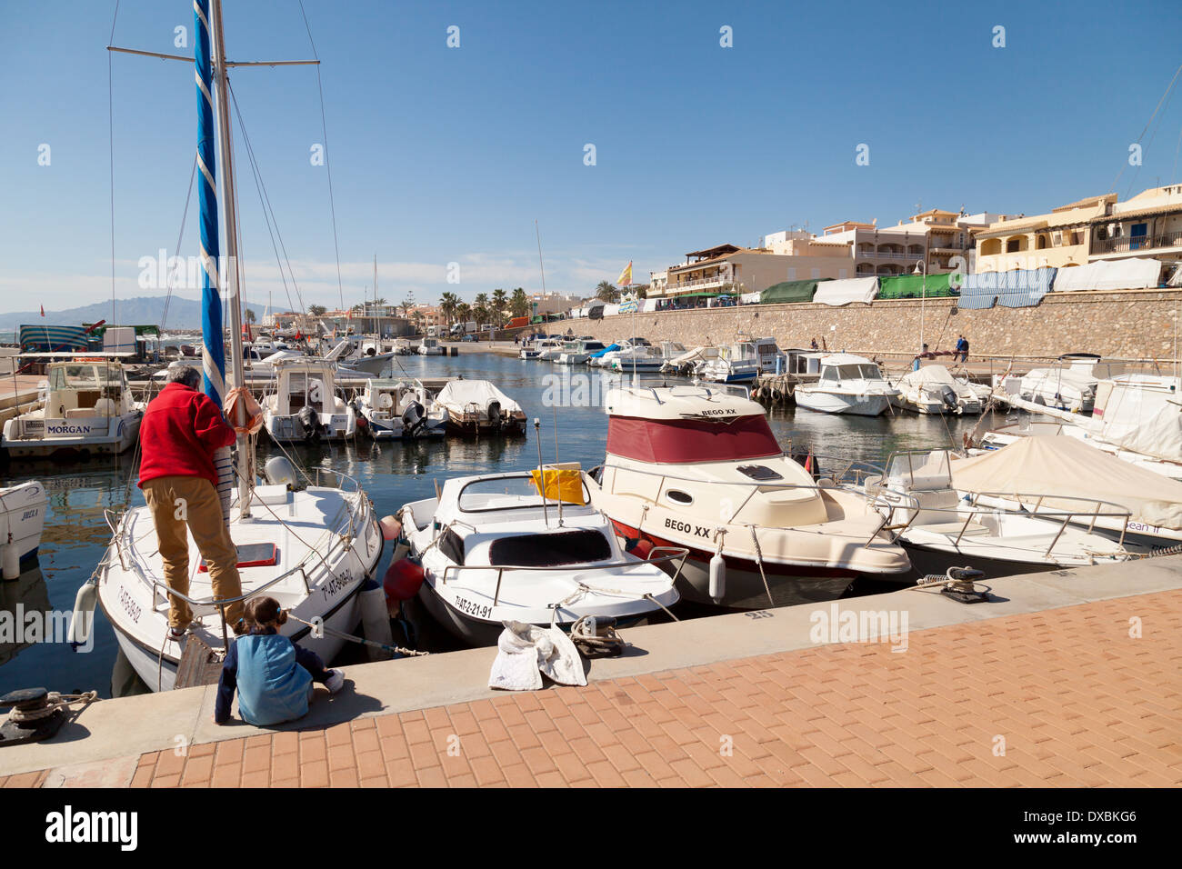 Une famille de préparer leur yacht dans la marina port, Villaricos village, Almeria, Andalousie, Espagne, de la côte Méditerranéenne Banque D'Images