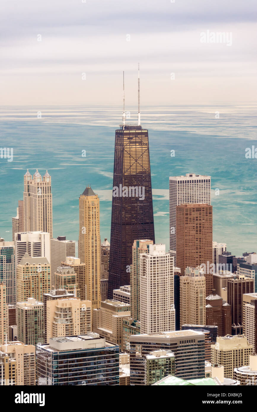 Voir des gratte-ciel dans le centre-ville de Chicago, avec le lac Michigan visible à l'arrière-plan Banque D'Images