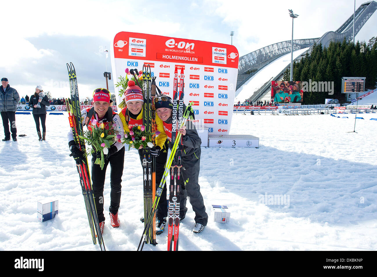 23.03.2014 Oslo Norvège l'E.ON de la Coupe du Monde 2014 de Biathlon IBU L - R Teja Gregorin de Slovénie deuxième place, première place Anastasiya Kuzmina de Slovaquie, et Marie Dorin Habert de France célèbre la troisième place sur le podium, lors de l'IBU Biathlon Coupe du monde femmes 12,5 km départ groupé à l'Holmenkollen à Oslo, Norvège. Credit : Action Plus Sport Images/Alamy Live News Banque D'Images