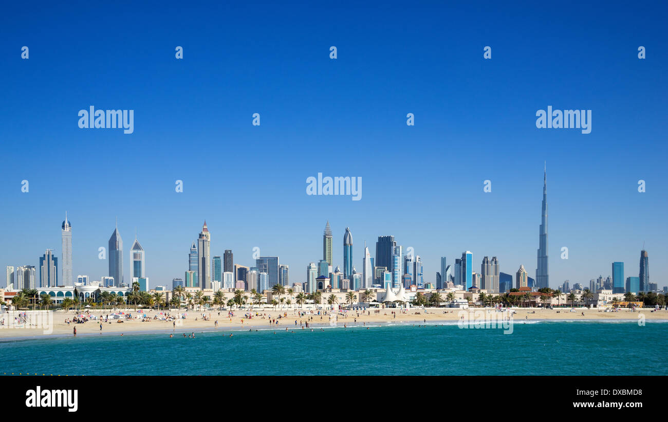 Jumeira Beach Ouvert avec les touristes et les toits de gratte-ciel de Dubaï Émirats Arabes Unis Banque D'Images