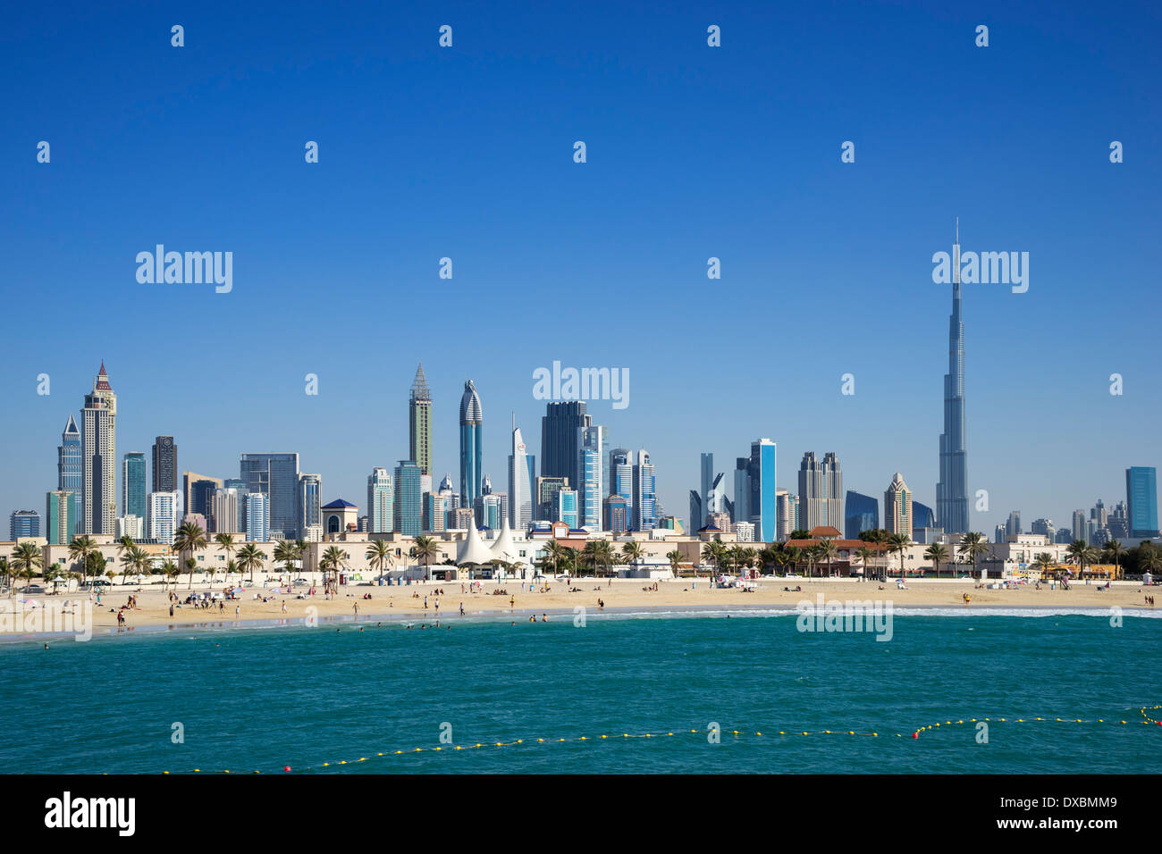 Jumeira Beach Ouvert avec les touristes et les toits de gratte-ciel de Dubaï Émirats Arabes Unis Banque D'Images