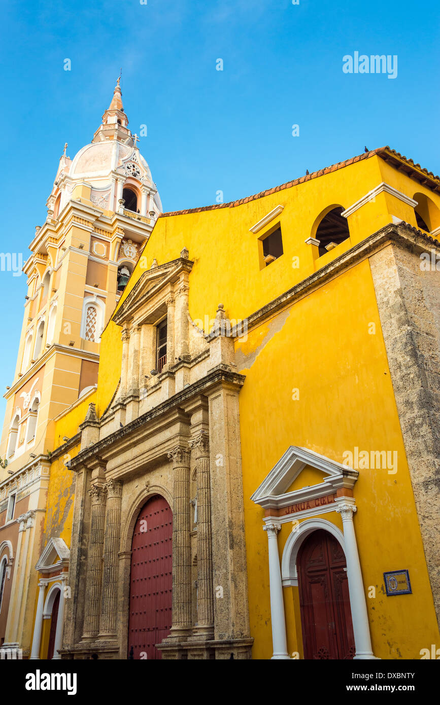 Vue de la façade colorée de la cathédrale historique de Carthagène, Colombie Banque D'Images