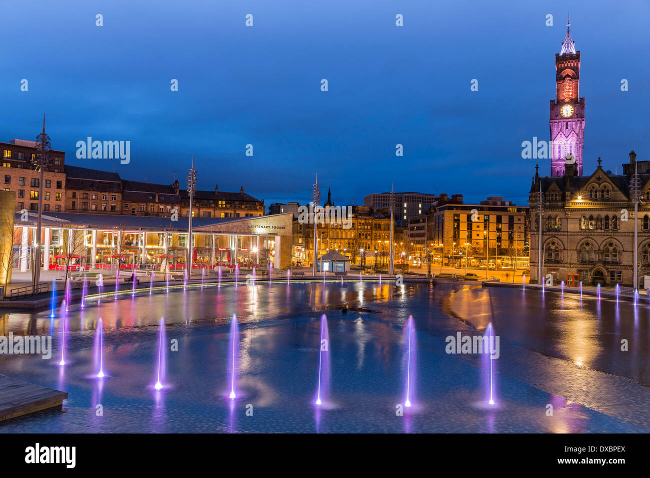 City Park et Centenary Square Bradford West Yorkshire contenant la plus grande partie d'eau fabriquée par l'homme dans n'importe quelle ville du Royaume-Uni. Ville de culture 2025. Banque D'Images