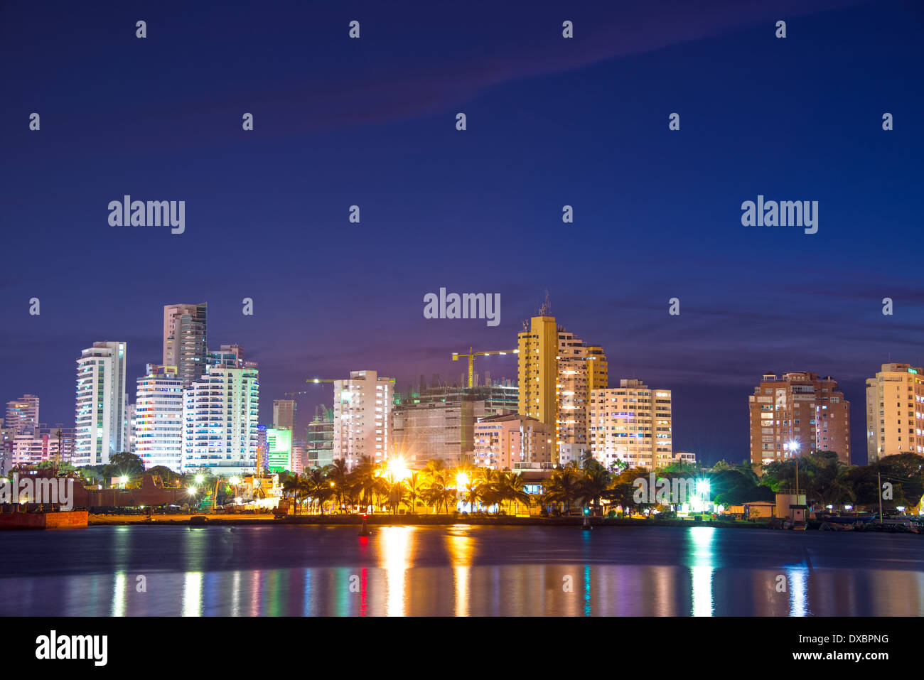 Vue nocturne de la partie moderne de Carthagène, Colombie Banque D'Images