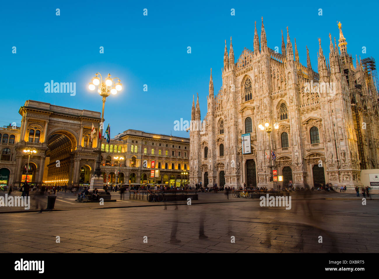 Place Piazza del Duomo avec la cathédrale gothique Duomo de nuit, Milan, Lombardie, Italie Banque D'Images
