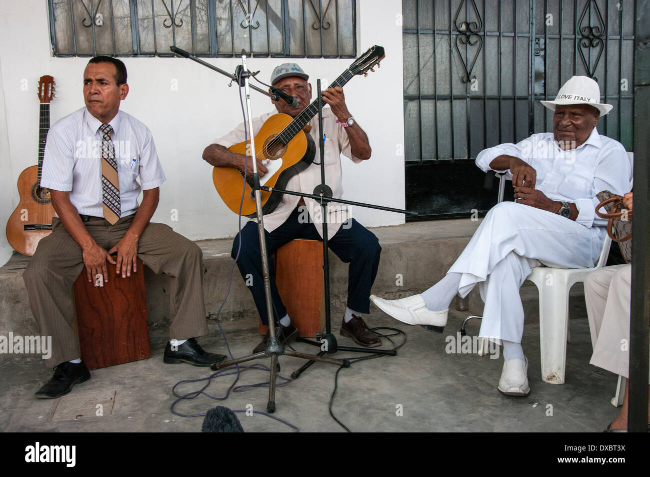 Musiciens traditionnels avec guitare et "cajón" dans la région de Yapatera  village. Piura, Pérou Photo Stock - Alamy