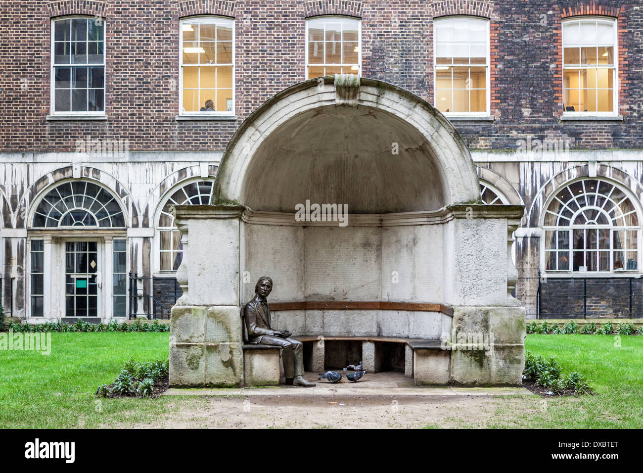 Cour intérieure de l'Est du Vieux Guy's House avec old London Bridge arch et de la statue de John Keats assis, Guy's campus KCL,Londres, Royaume-Uni Banque D'Images