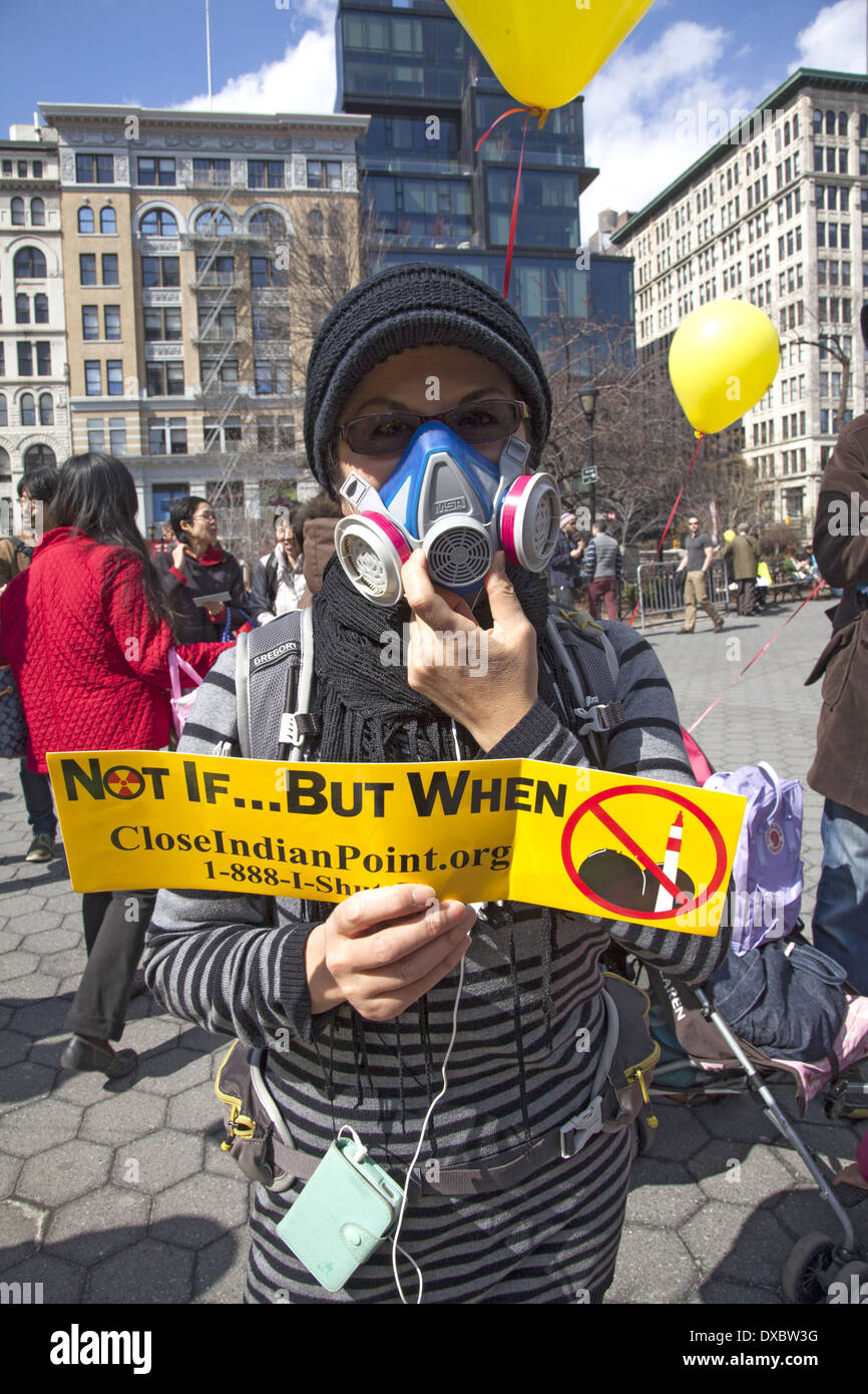 Des manifestants antinucléaires mars à Paris à l'occasion du troisième anniversaire de la catastrophe de fusion nucléaire en cours à Fukushima, au Japon. Banque D'Images