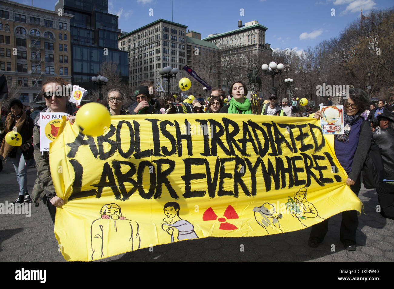 Des manifestants antinucléaires mars à Paris à l'occasion du troisième anniversaire de la catastrophe de fusion nucléaire en cours à Fukushima, au Japon. Banque D'Images