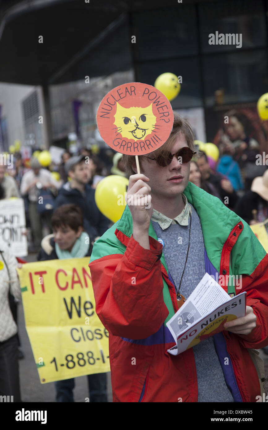Des manifestants antinucléaires mars à Paris à l'occasion du troisième anniversaire de la catastrophe de fusion nucléaire en cours à Fukushima, au Japon. Banque D'Images