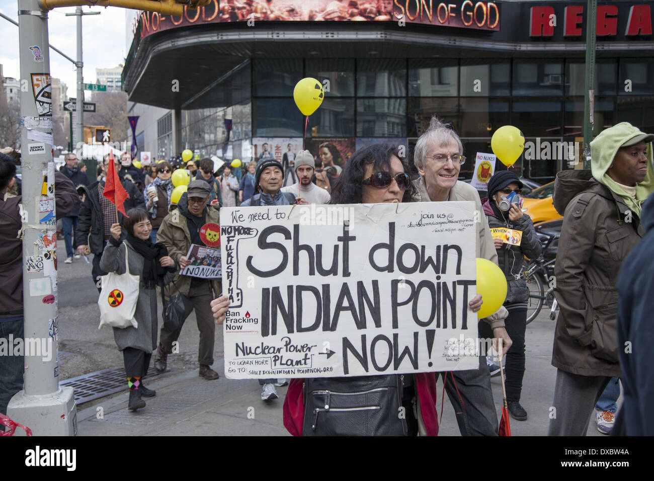 Des manifestants antinucléaires mars à Paris à l'occasion du troisième anniversaire de la catastrophe de fusion nucléaire en cours à Fukushima, au Japon. Banque D'Images
