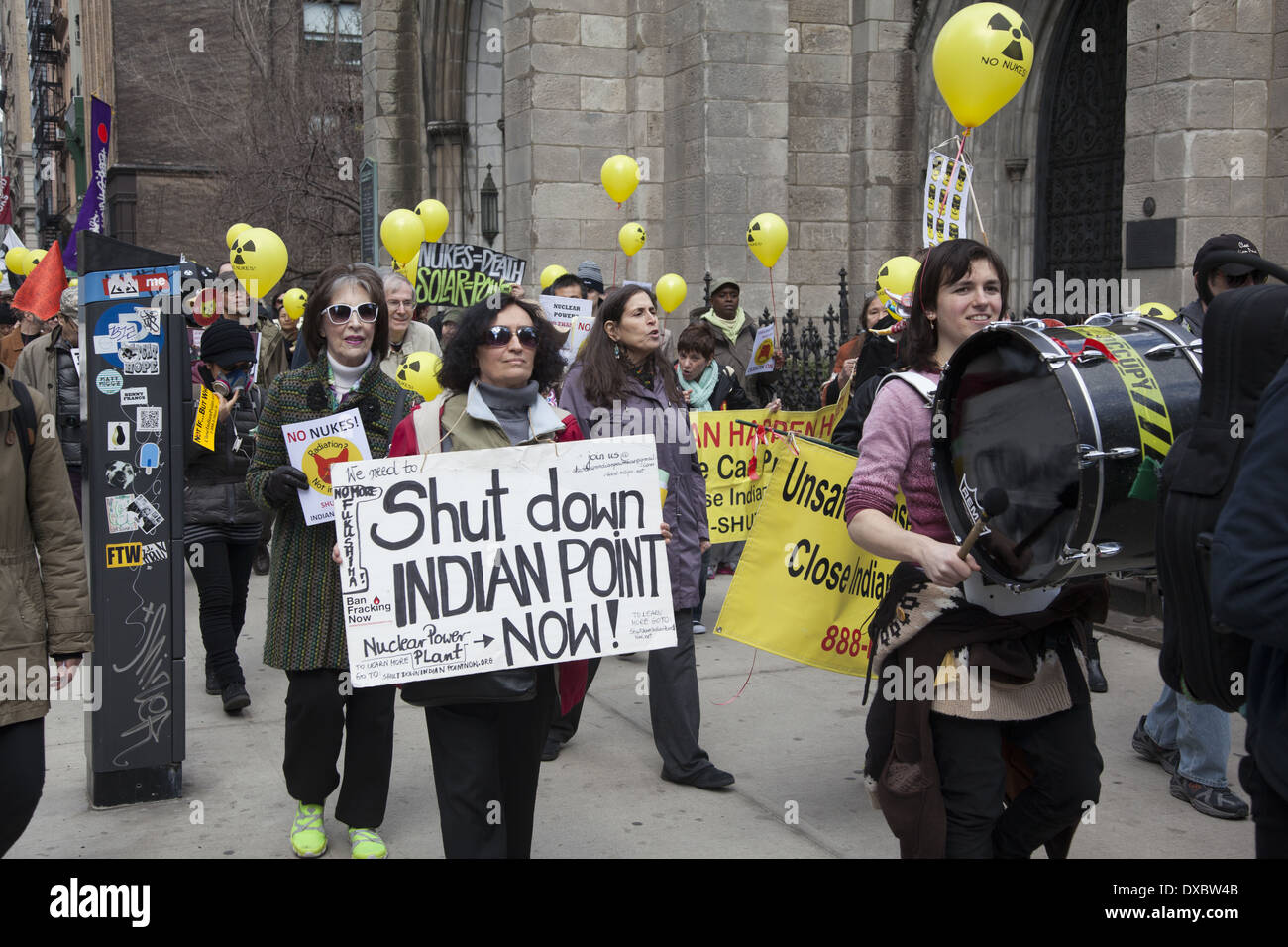 Des manifestants antinucléaires mars à Paris à l'occasion du troisième anniversaire de la catastrophe de fusion nucléaire en cours à Fukushima, au Japon. Banque D'Images