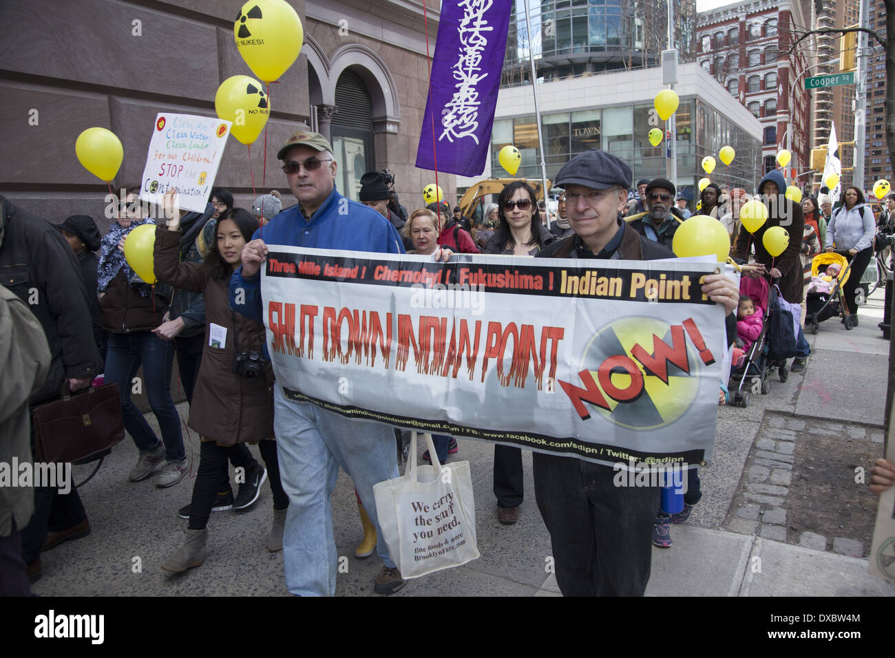 Des manifestants antinucléaires mars à Paris à l'occasion du troisième anniversaire de la catastrophe de fusion nucléaire en cours à Fukushima, au Japon. Banque D'Images