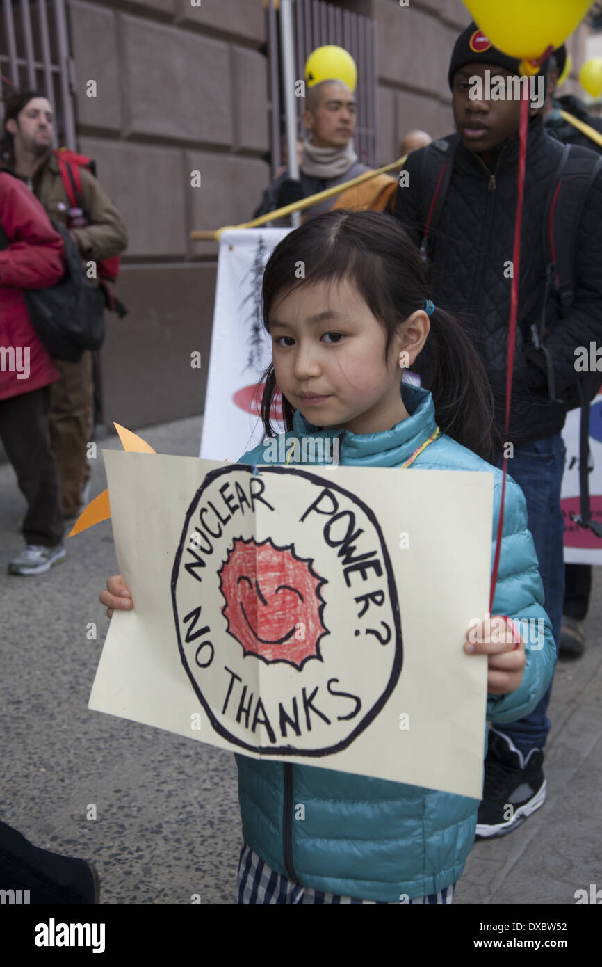Des manifestants antinucléaires mars à Paris à l'occasion du troisième anniversaire de la catastrophe de fusion nucléaire en cours à Fukushima, au Japon. Banque D'Images