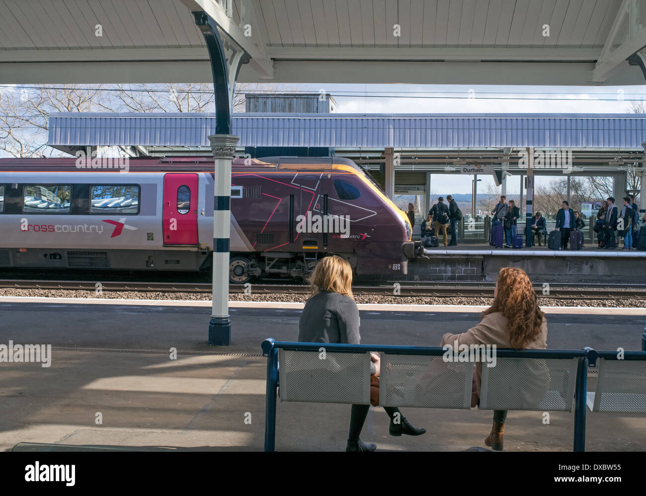 Cross Country train arrivant en gare ferroviaire de la ville de Durham North East England UK Mars 2014 Banque D'Images