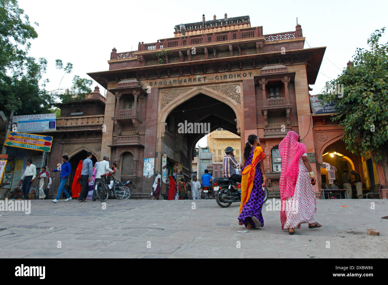 Deux femmes avec des saris en face de l'entrée des marchés "Andar. Jodhpur, Rajasthan, Inde. Banque D'Images
