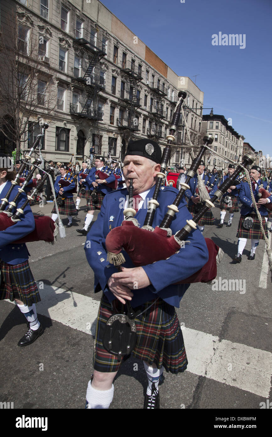 Défilé irlandais, Park SLope, Brooklyn, New York. Tulla Pipe Band de County Claire, Irlande Banque D'Images