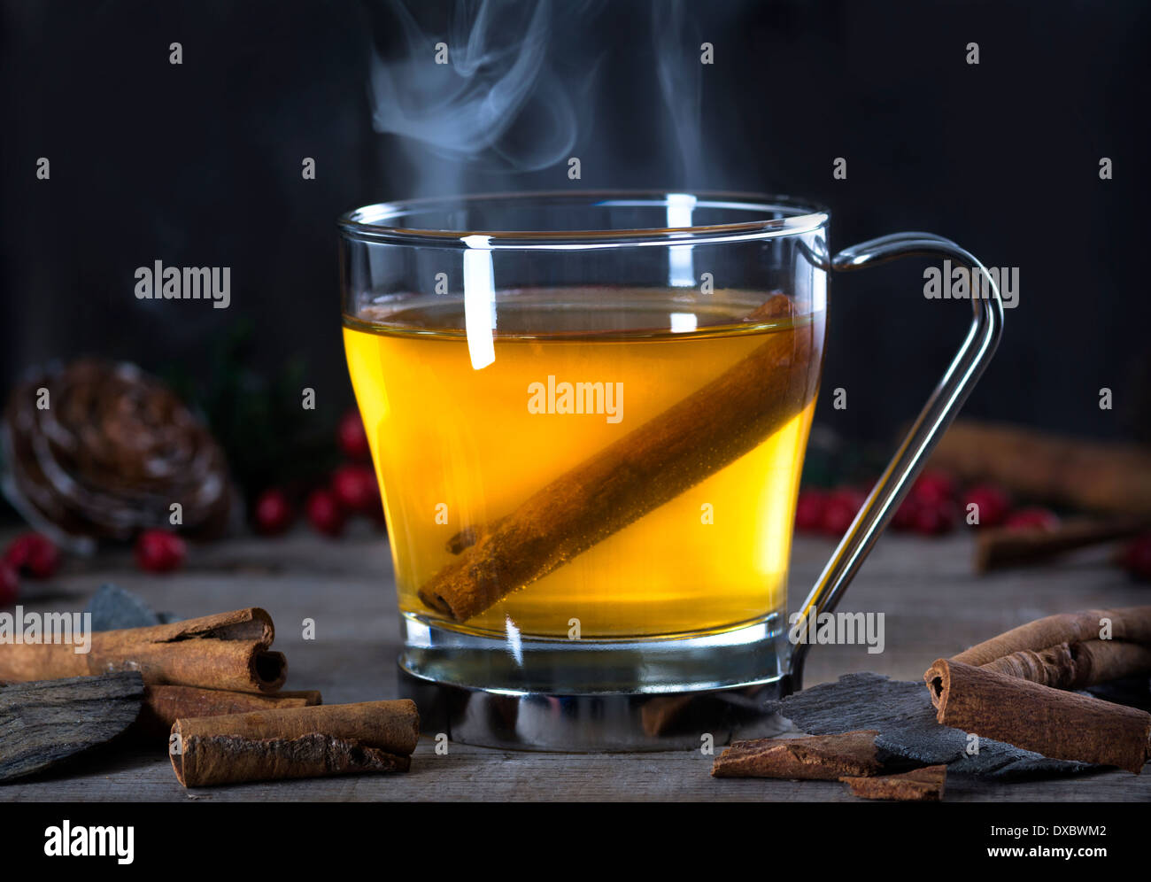 Sex de whisky, de rhum, de pommes ou de brandy cocktail verre toddy avec cannelle situé sur bois rustique Banque D'Images