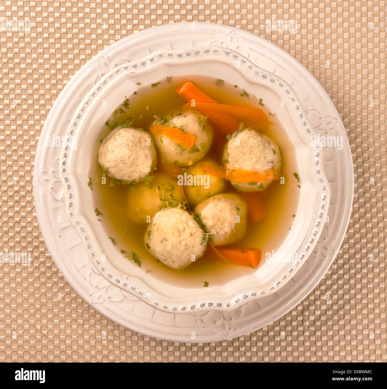 La Matsa traditionnelle soupe à billes pour la Pâque juive Banque D'Images