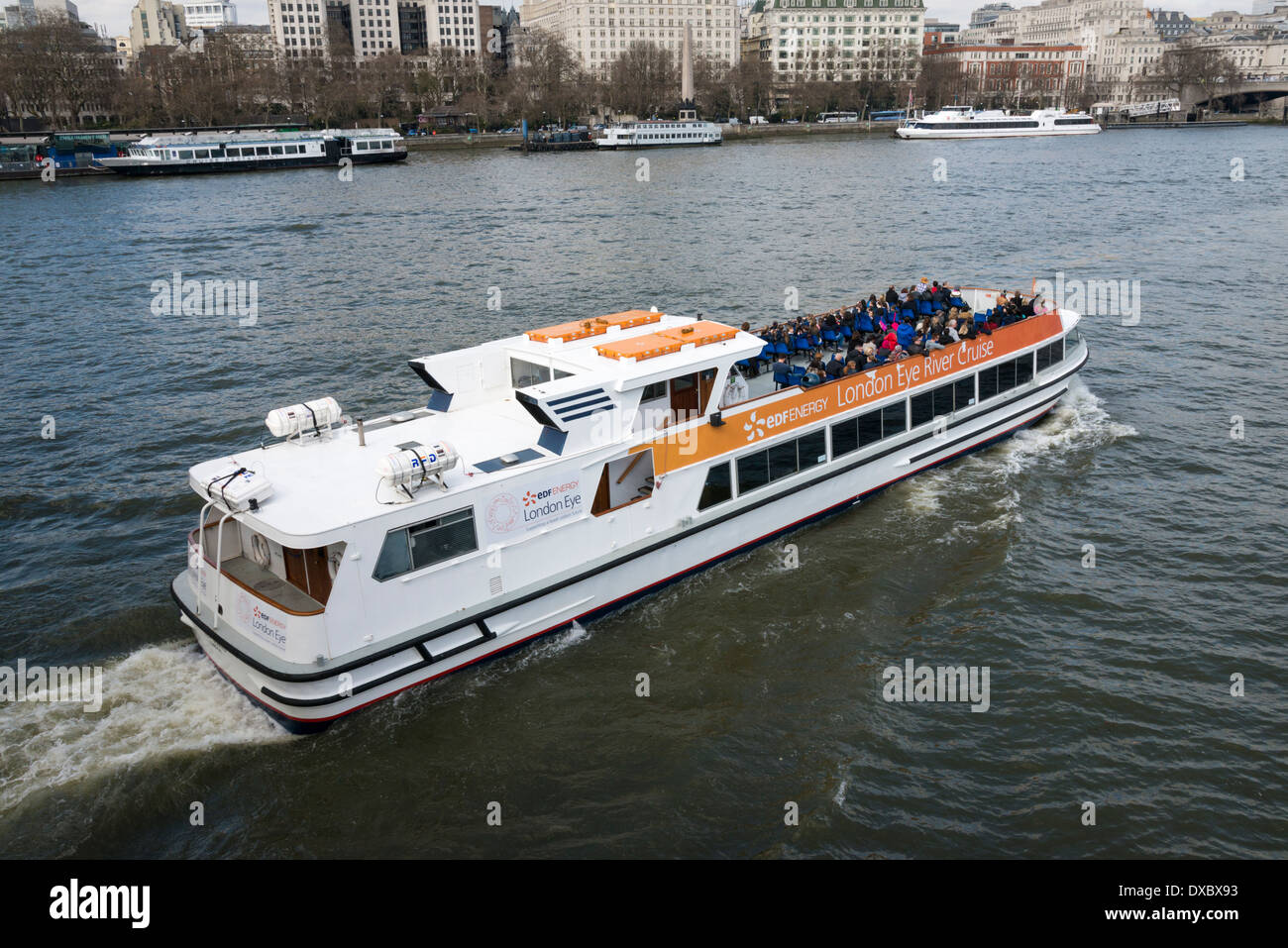 La Fed River Cruise bateau transportant les touristes sur la Tamise Londres UK Banque D'Images