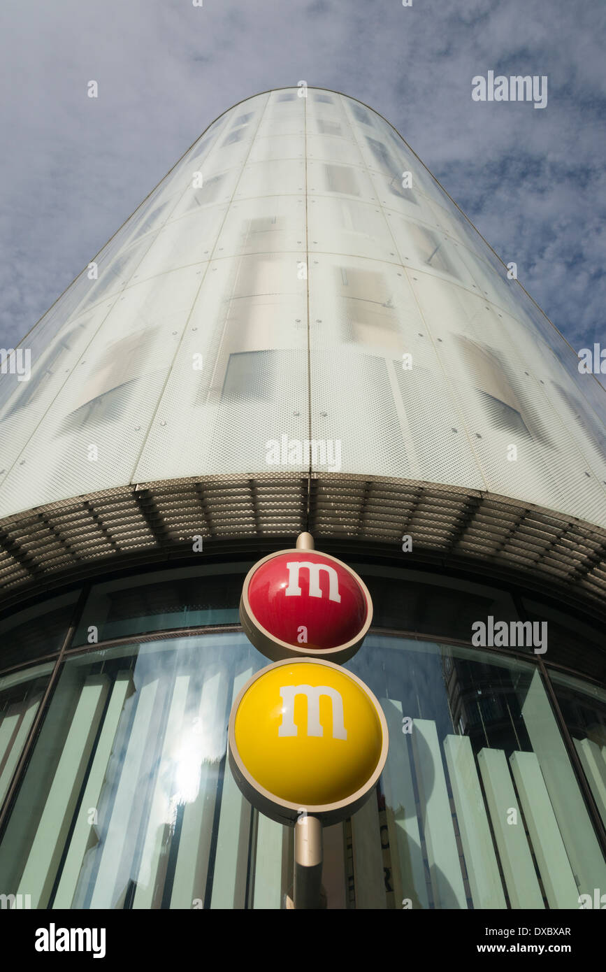 Les M et M World building à Londres montrant le logo et l'édifice moderne en verre Banque D'Images