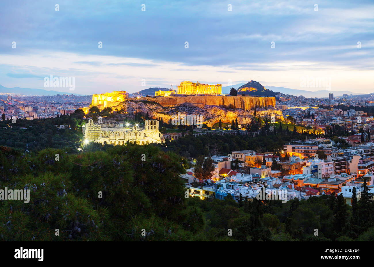 Panorama d'Athènes avec l'Acropole à Athènes, Grèce dans la soirée après le coucher du soleil Banque D'Images