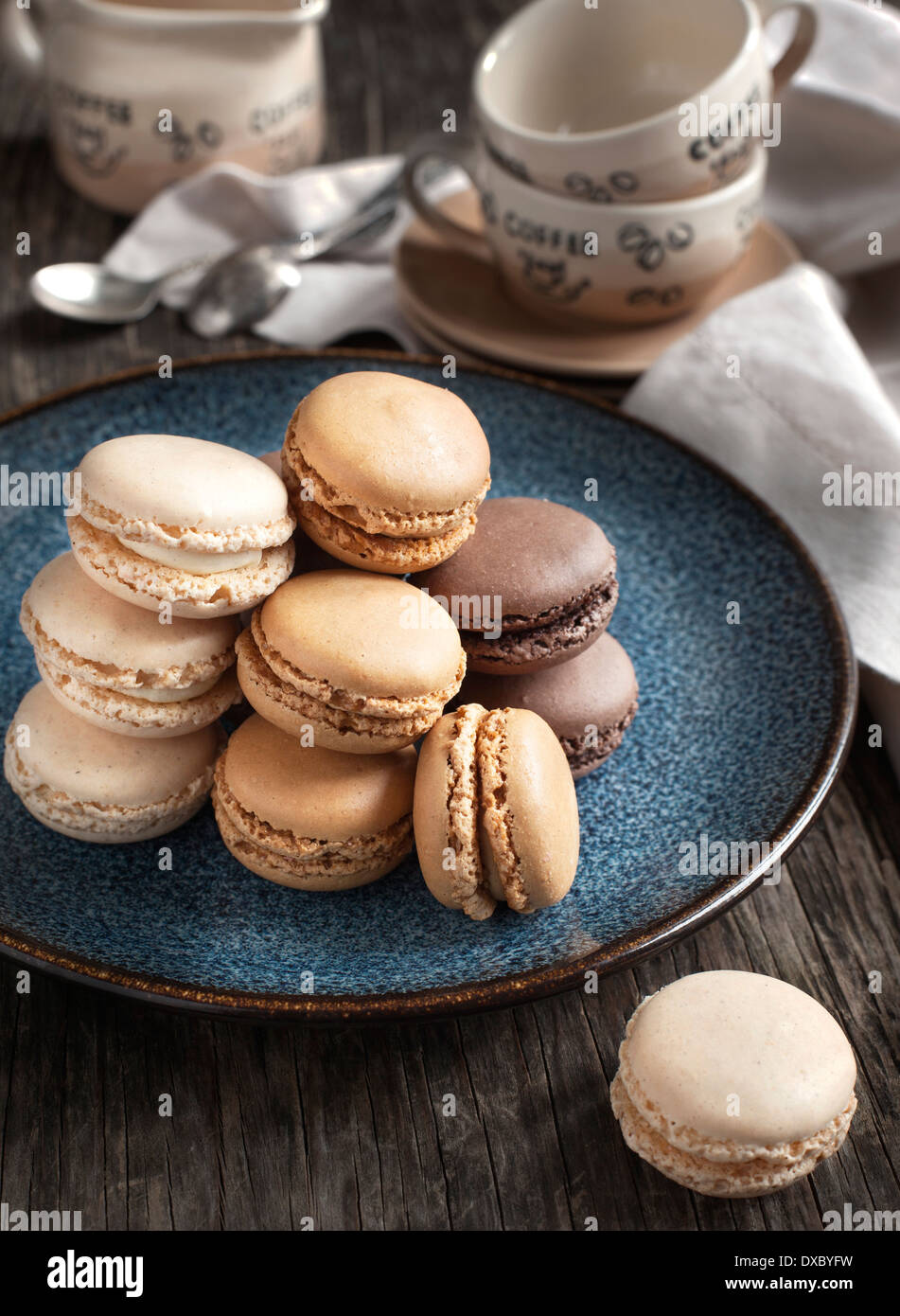 Macarons à la française. Café, chocolat et vanille macarons Banque D'Images