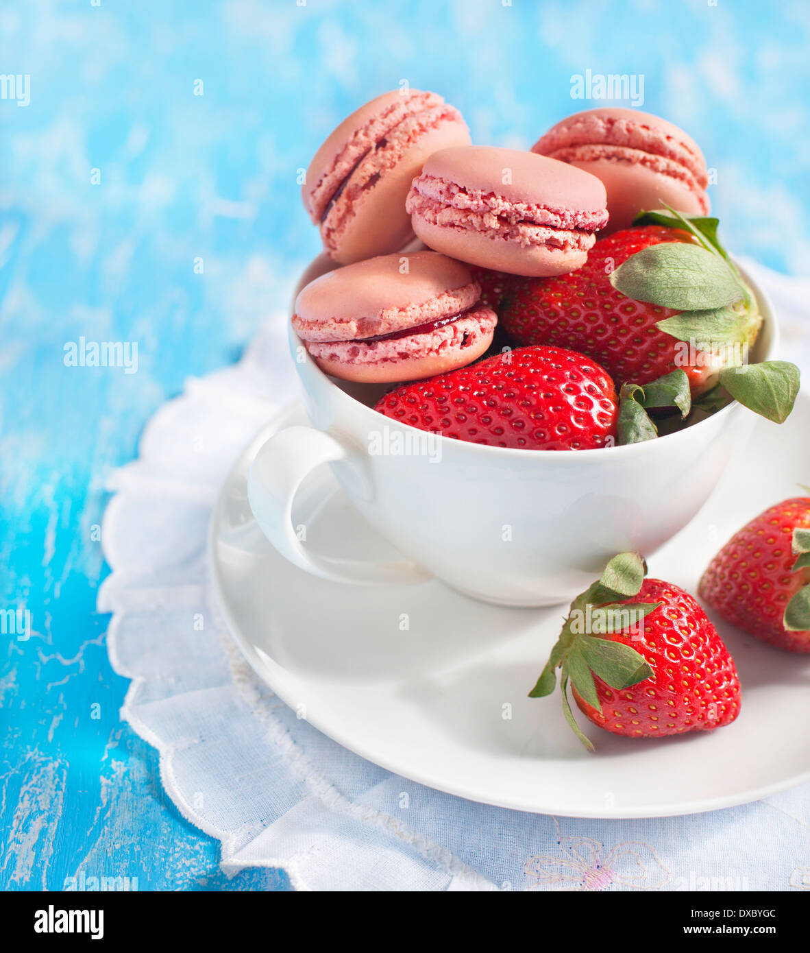 Macarons fraises français. Banque D'Images