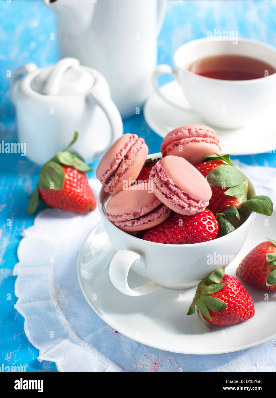 Macarons fraises français. Banque D'Images