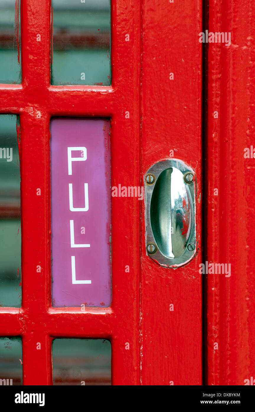 Boîte de téléphone rouge poignée de porte, UK Banque D'Images