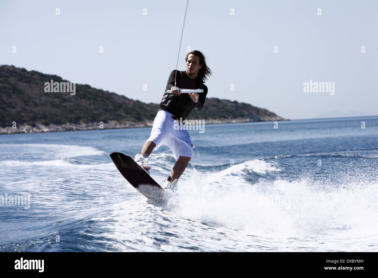 Les jeunes adultes de sexe masculin le ski nautique Banque D'Images