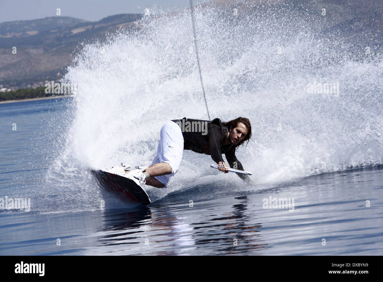 Les jeunes adultes de sexe masculin le ski nautique Banque D'Images