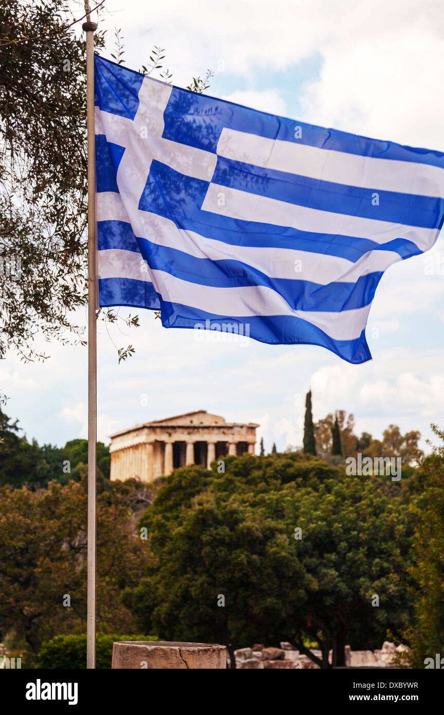 Drapeau grec et le Temple d'Héphaïstos à Athènes, Grèce sur une journée ensoleillée Banque D'Images