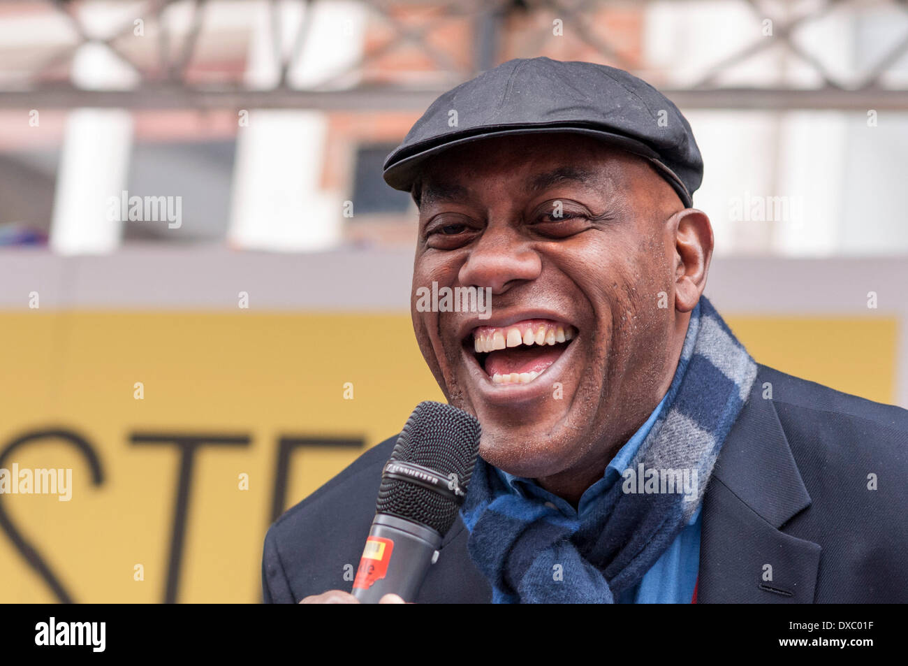 Brick Lane, Londres, Royaume-Uni, 23 mars 2014. Brick Lane accueille la bouche Brick Lane Awards 2014, pour célébrer la cuisine de la région. Le chef célèbre, Ainsley Harriott, décrit son point de vue sur sa dégustation d'échantillons de l'restaurants locaux. Crédit : Stephen Chung/Alamy Live News Banque D'Images