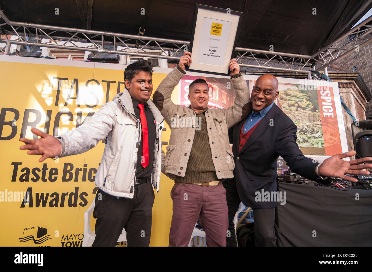 Brick Lane, Londres, Royaume-Uni, 23 mars 2014. Brick Lane accueille la bouche Brick Lane Awards 2014, pour célébrer la cuisine de la région. Le chef célèbre, Ainsley Harriott, avec le chef, Sam Kundu et Raj Ahmed, propriétaire de l'équipe gagnante Aladin restaurant. Crédit : Stephen Chung/Alamy Live News Banque D'Images