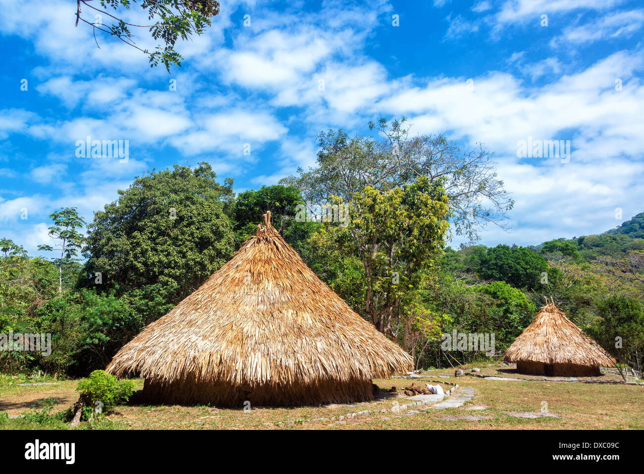 Les huttes dans le Parc National Tayrona dans un petit village peuplé d'Indiens Kogui Banque D'Images