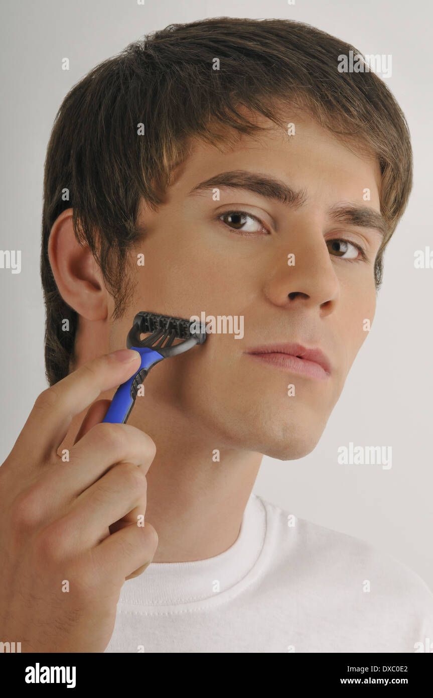 Les jeunes adultes de sexe masculin avec une face de rasage Photo Stock -  Alamy