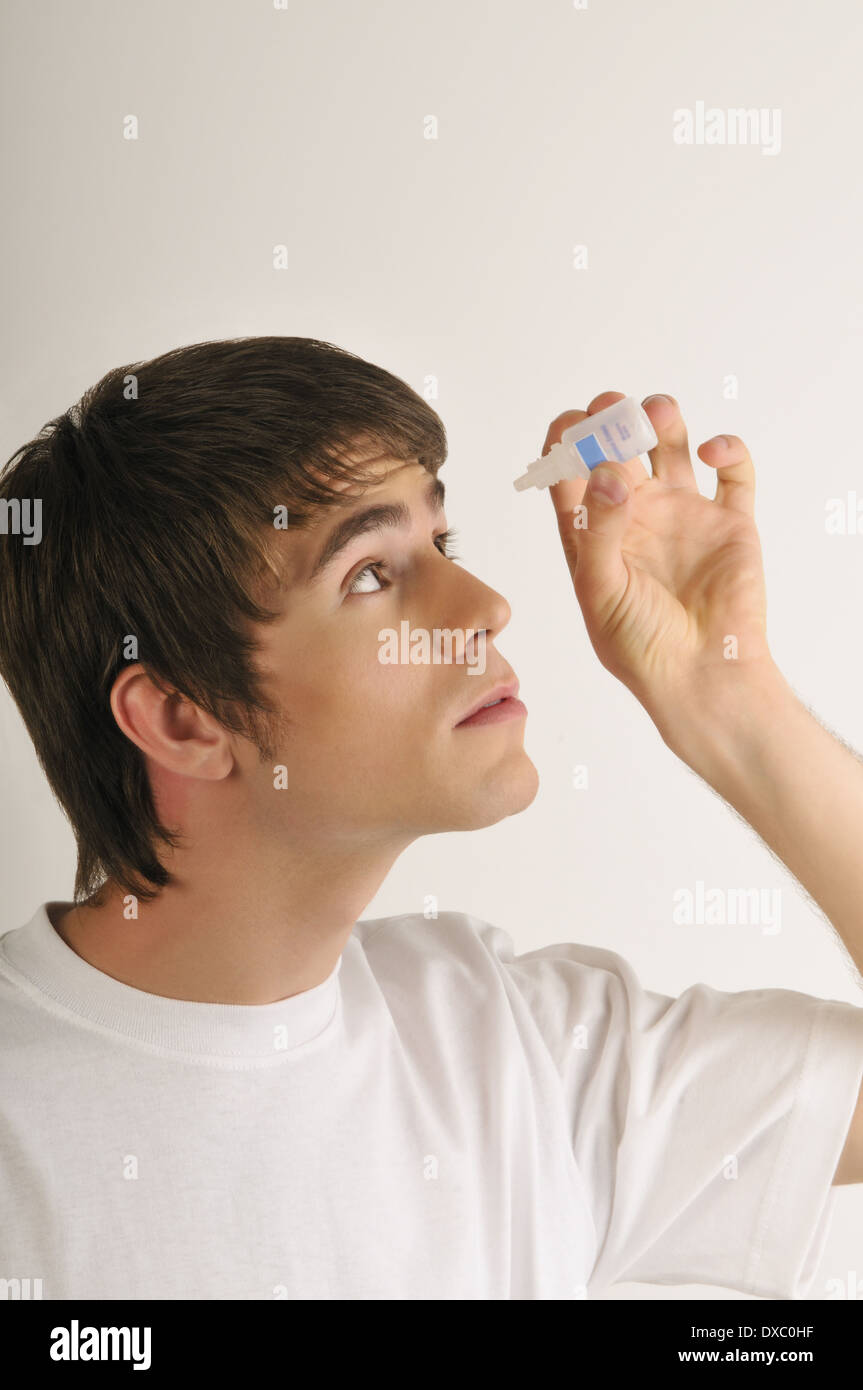 Les jeunes adultes de sexe masculin avec bouteille de gouttes Banque D'Images