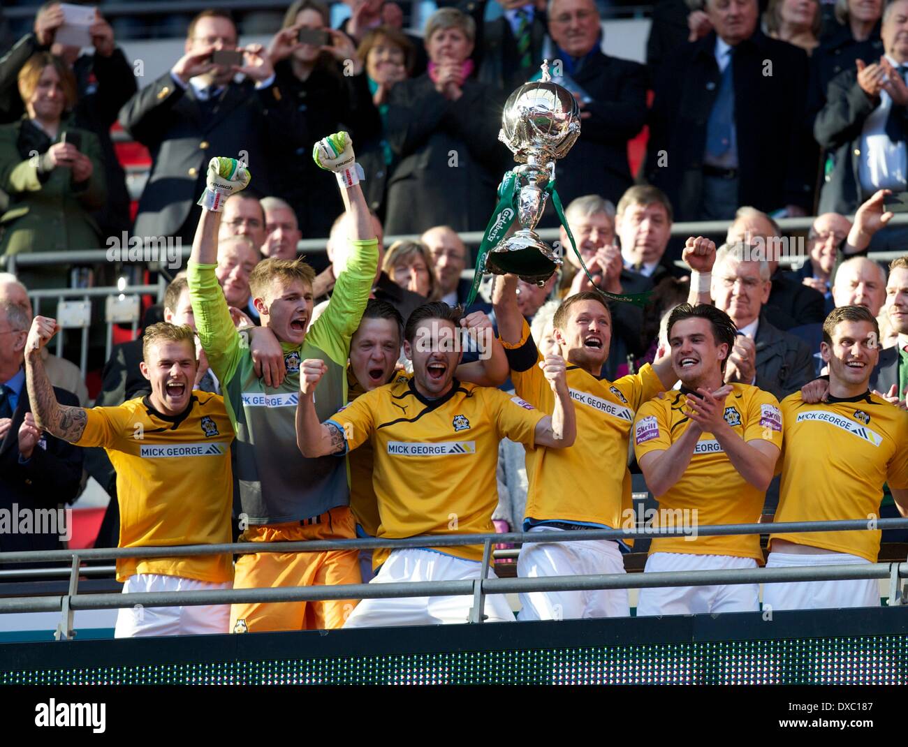 Londres, Royaume-Uni. Mar 23, 2014. Les joueurs le trophée de levage de Cambridge après la finale du Trophée FA entre Cambridge United et Gosport Borough du stade de Wembley. Credit : Action Plus Sport/Alamy Live News Banque D'Images