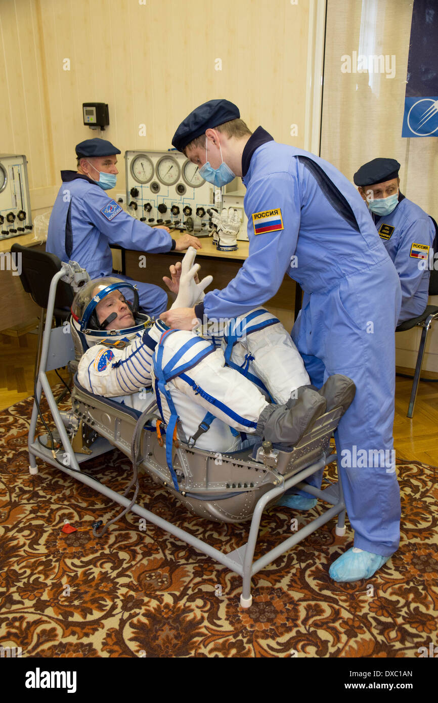 Station spatiale internationale membre de l'équipage Expedition 39 L'astronaute Steve Swanson de NASA subit un contrôle de pression pour son lancement et d'entrée russe Sokol répondre au cours de la formation à l'intégration finale des installations au cosmodrome de Baïkonour, le 14 mars 2014 à Baïkonour au Kazakhstan. Lancement de l'équipage est prévue pour le 26 mars pour une mission de six mois à bord de la Station spatiale internationale. Banque D'Images