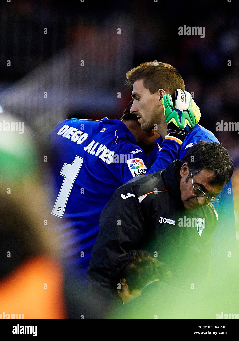 Valence, Espagne. Mar 23, 2014. Gardien de Diego Alves de Valence CF (L) hugs gardien Vicent Guaita de Valence CF après avoir subi une blessure au cours de la La Liga match entre Valence et Villarreal CF au stade Mestalla, Valence © Plus Sport Action/Alamy Live News Banque D'Images